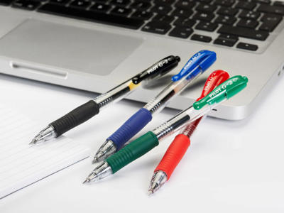 Pilot gelpen G-2 0,7 medium sort/blå/rød/grøn