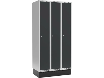 Garderobeskab 3x300mm
(900x550x1902mm) m/sokkel og cylinderlås, lys grå m/antracit dør