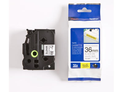 Brother tape TZeS261 36mm sort/hvid stærkt klæbende