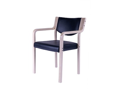 Scandic Q gæste-/mødestol i massivt træ. Polstret sæde/ryg med formstøbt sæde.